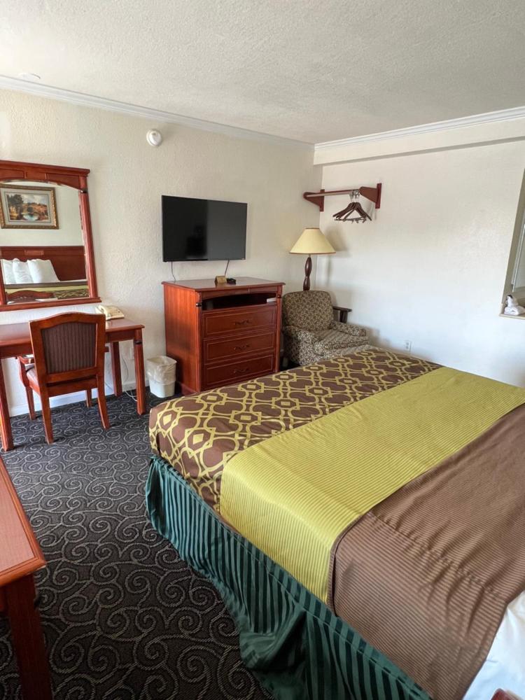 Queen Room - Non-Smoking interior